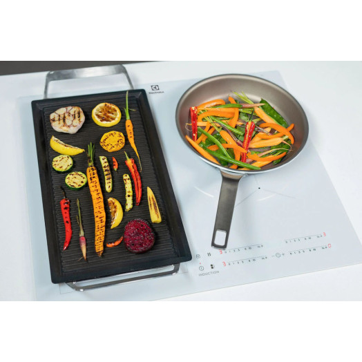 Індукційна плита Electrolux Slim-fit EIV63440BW 59 см