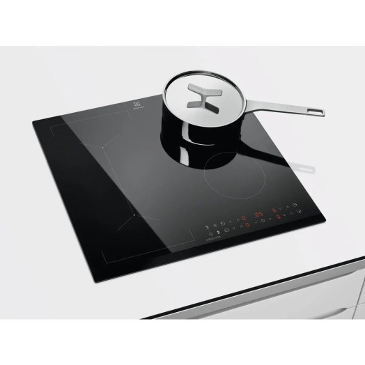 Індукційна плита Electrolux Slim-fit LIV63431BK 59 см