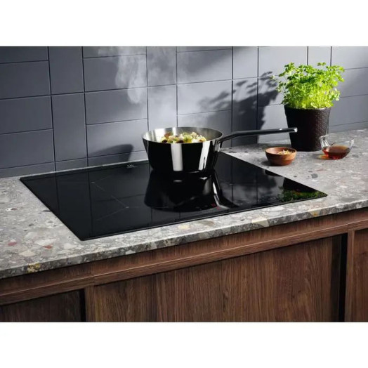 Індукційна плита Electrolux Slim-fit EIS62443 59 см