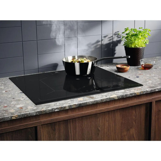 Індукційна варильна поверхня Electrolux EIS6648 59см