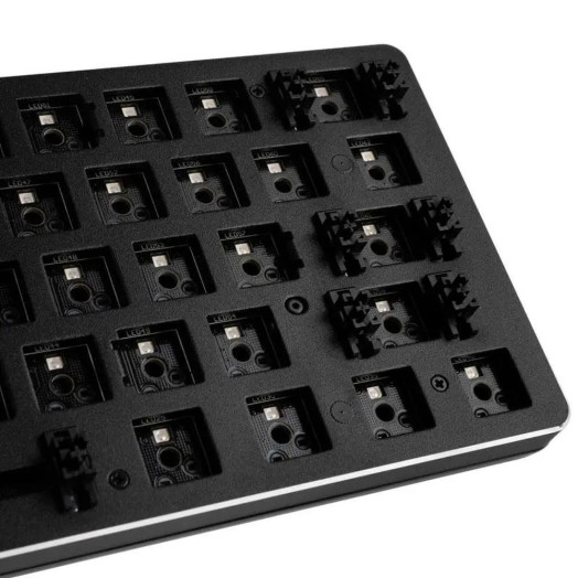 Чудова компактна механічна клавіатура GMMK BARBONES з 60% RGB чорного кольору