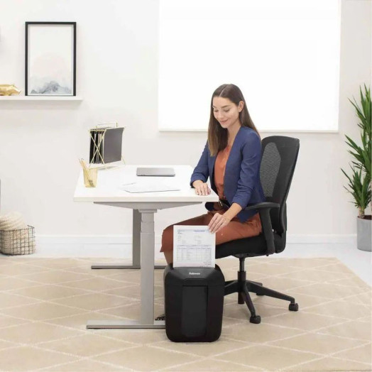 Чорний подрібнювач Fellowes LX41