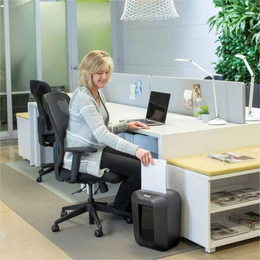 Чорний подрібнювач Fellowes LX41