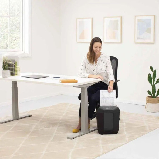 Чорний подрібнювач Fellowes LX41