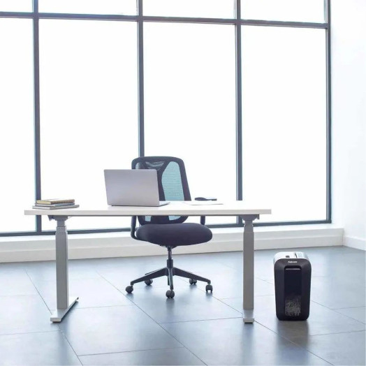Чорний подрібнювач Fellowes LX65